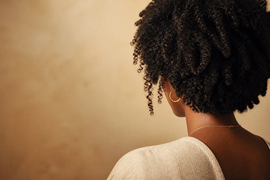 Cheveux afro crépus naturels sur fond beige