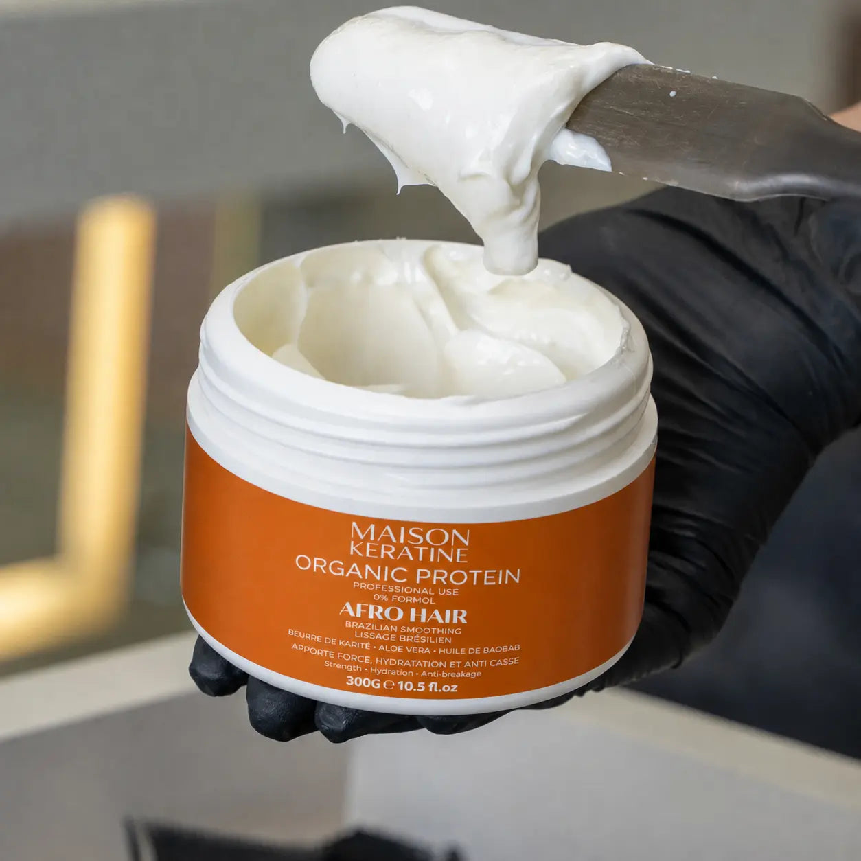 Texture crème nourrissante au karité du lissage brésilien Afro Hair Maison Kératine sur spatule