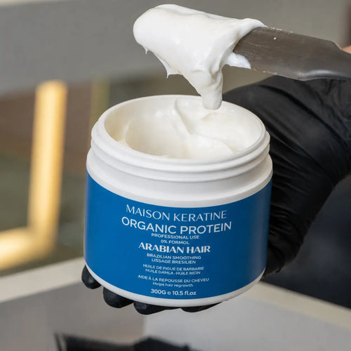 Texture crème onctueuse du soin lissage brésilien bio Arabian Hair Maison Kératine sur spatule